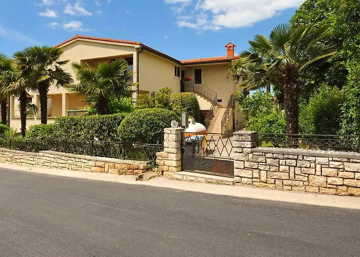 Nada With A Large Terrace Appartamento Rovigno