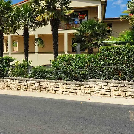 Nada With A Large Terrace דירה רוביני